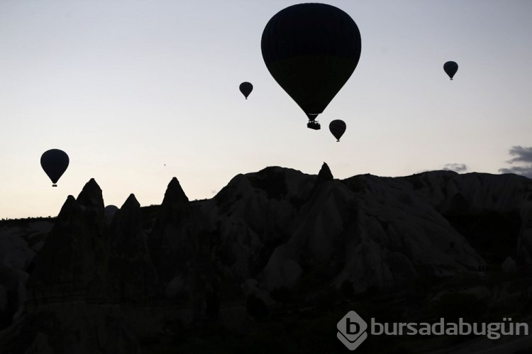 Sıcak hava balonları peribacalarının üstüne süzüldü