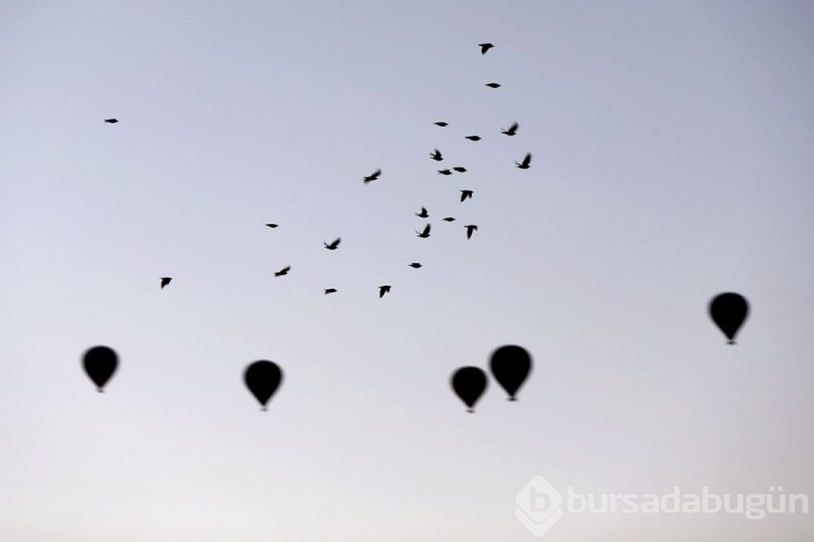 Sıcak hava balonları peribacalarının üstüne süzüldü