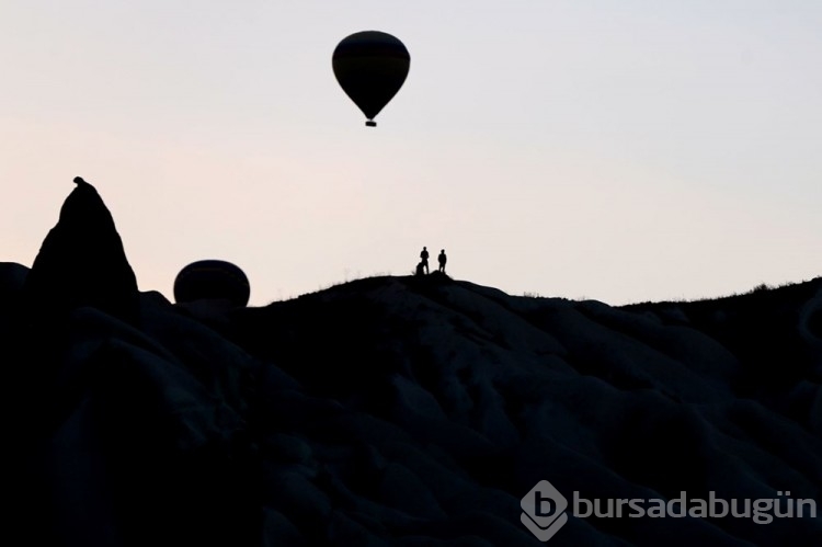Sıcak hava balonları peribacalarının üstüne süzüldü