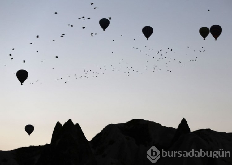 Sıcak hava balonları peribacalarının üstüne süzüldü