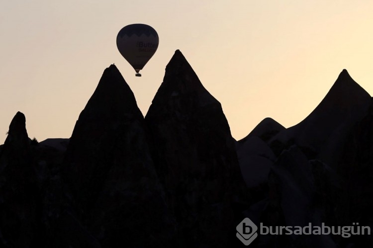 Sıcak hava balonları peribacalarının üstüne süzüldü