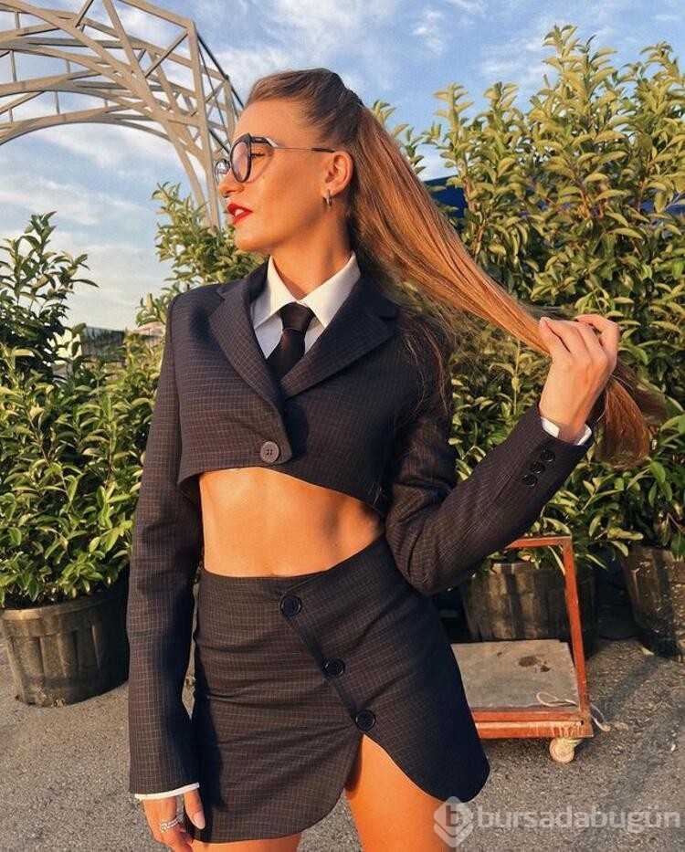 Serenay Sarıkaya pembe peleriniyle kamera karşısında