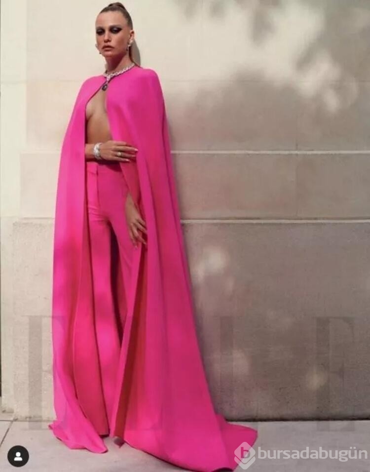 Serenay Sarıkaya pembe peleriniyle kamera karşısında