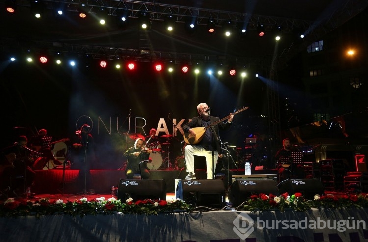 Onur Akın ve Aydilge Ataşehir'de konser verdi