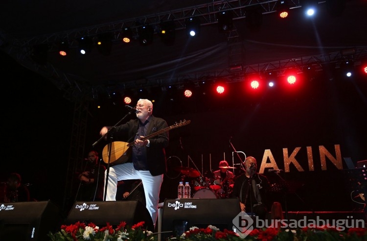 Onur Akın ve Aydilge Ataşehir'de konser verdi