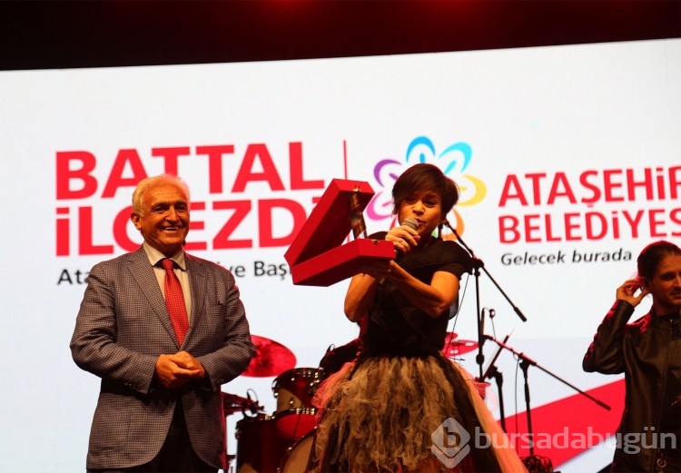 Onur Akın ve Aydilge Ataşehir'de konser verdi