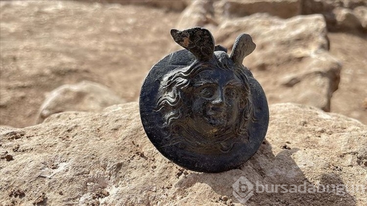Perre Antik Kenti'ndeki kazılarda 1800 yıllık askeri madalya bulundu