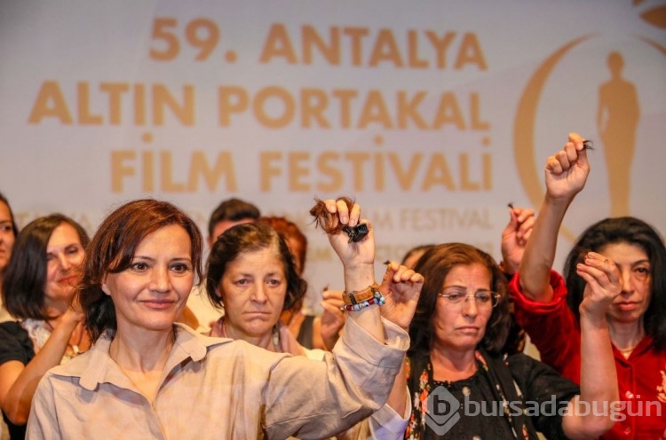 Film ekibi ve oyuncular, Mahsa Amini için sahnede saçlarını kesti