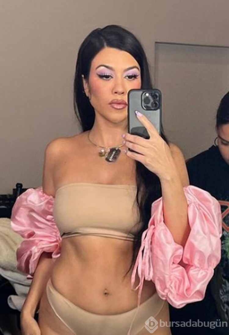 Kourtney Kardashian: Travis Barker yeni kıvrımlarımı sevmemi sağladı!
