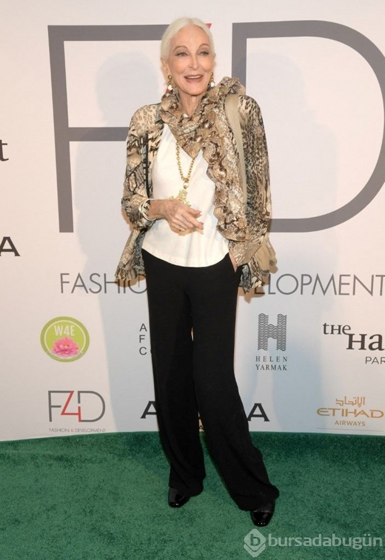 Dünyanın en yaşlı süper modeli Carmen Dell'Orefice dergi kapağında