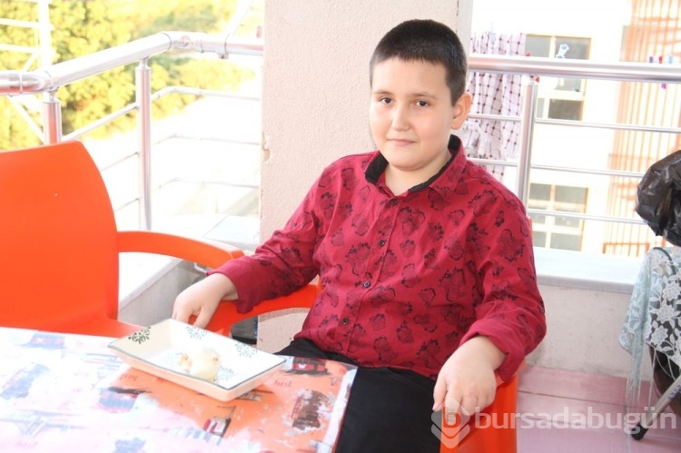 9 yaşındaki Muhammed leblebi yer gibi sarımsak tüketiyor