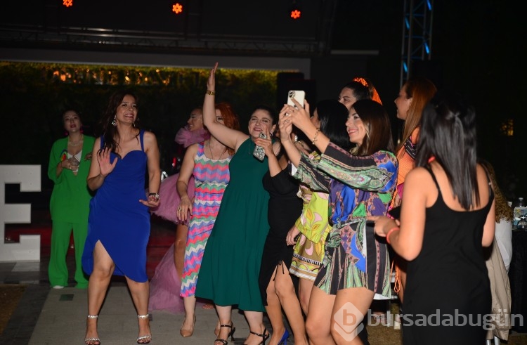 Bursalı kadınlar, 'Neon Parti'de bir araya geldi