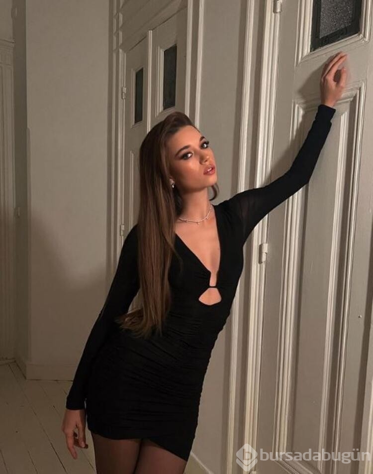 Afra Saraçoğlu'nun sütyensiz pozuna yorum yağdı