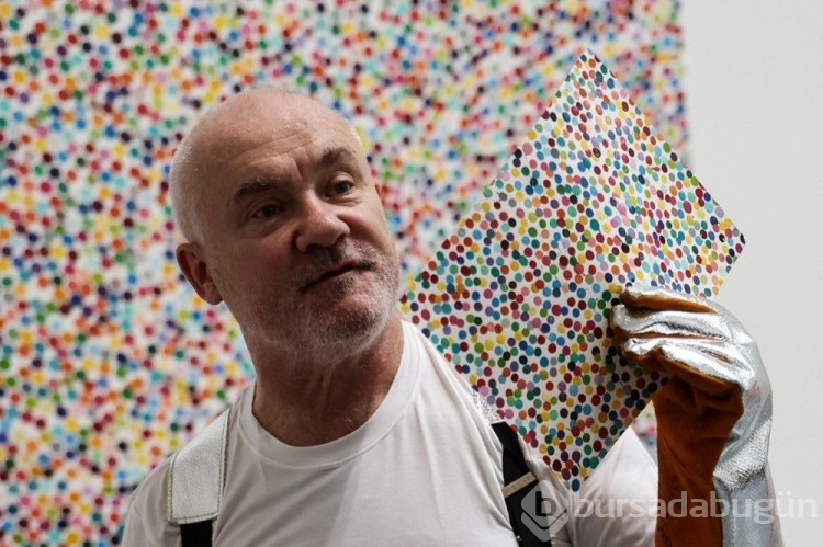 İngiltere'nin en zengin sanatçısı Damien Hirst sanat eserini yaktı