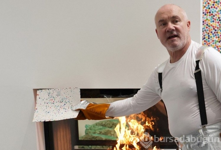 İngiltere'nin en zengin sanatçısı Damien Hirst sanat eserini yaktı