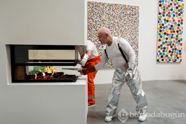 İngiltere'nin en zengin sanatçısı Damien Hirst sanat eserini yaktı