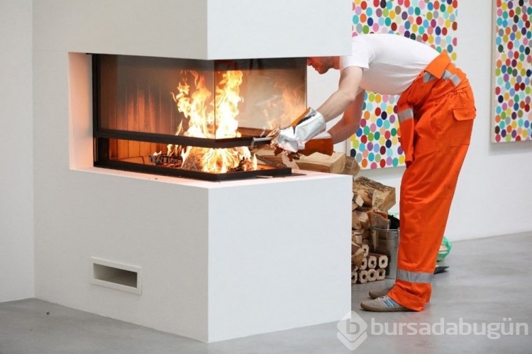 İngiltere'nin en zengin sanatçısı Damien Hirst sanat eserini yaktı