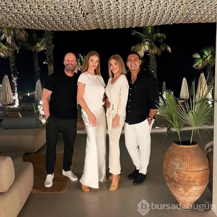 Rosie Huntington-Whiteley iç çamaşırı markası için poz verdi
