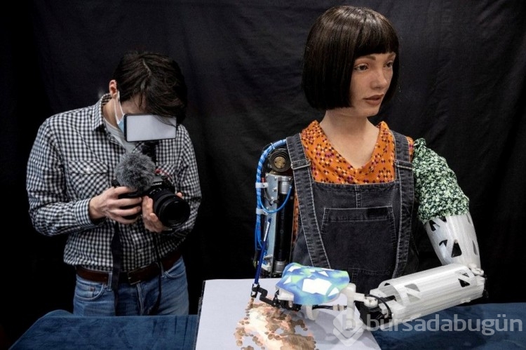 Robot sanatçı Ai Da milletvekillerini dinlerken uyuyakaldı
