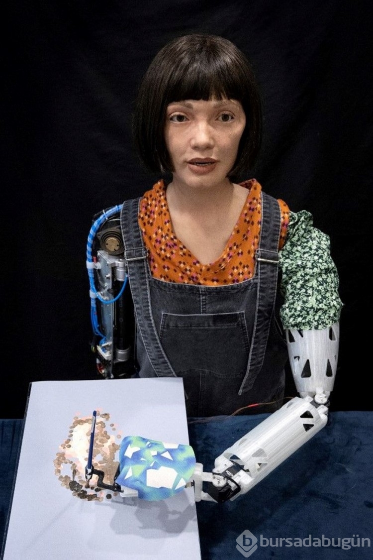 Robot sanatçı Ai Da milletvekillerini dinlerken uyuyakaldı