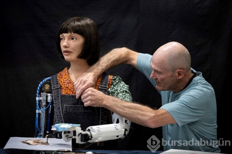Robot sanatçı Ai Da milletvekillerini dinlerken uyuyakaldı