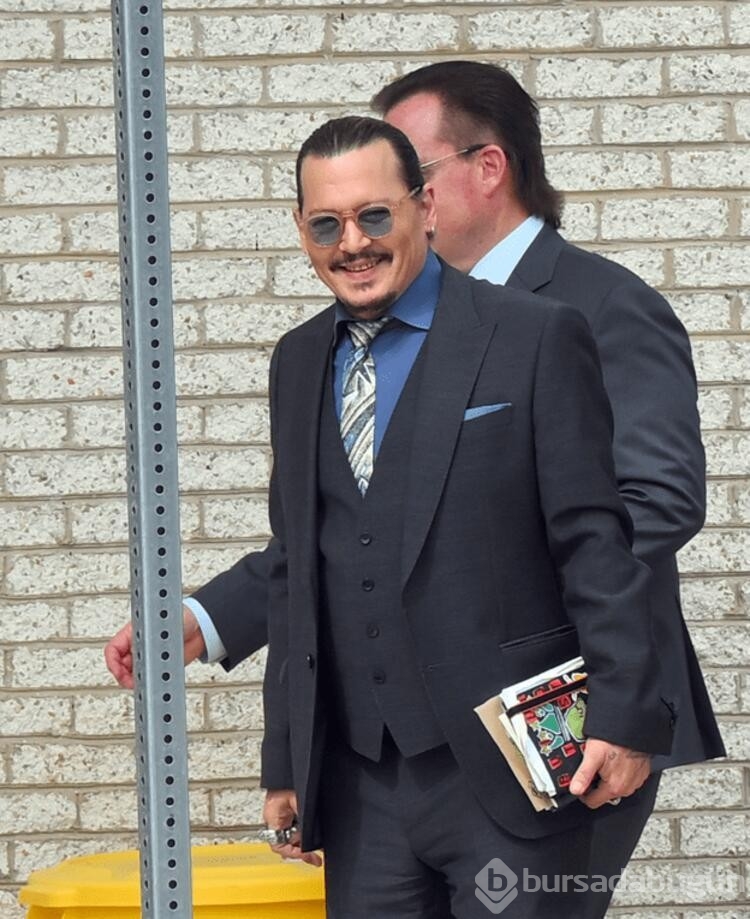Johnny Depp sakalını kesti tanınmaz hale geldi!