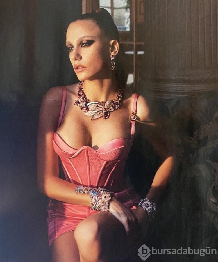 Serenay Sarıkaya'dan sıfır makyaj pozu