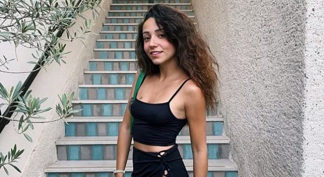 Zeynep Bastık, evinde poz verdi