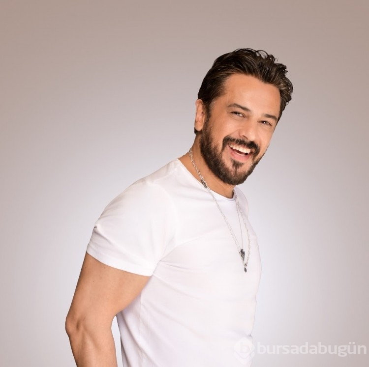 Emre Altuğ takipçilerini yıllar öncesine götürdü
