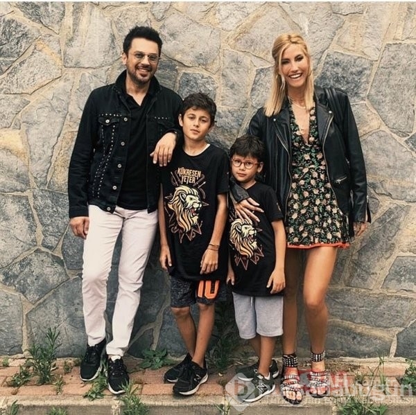 Emre Altuğ takipçilerini yıllar öncesine götürdü
