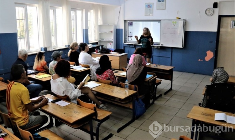 Antalya'ya gelen Rus ve Ukraynalılar aynı sınıfta