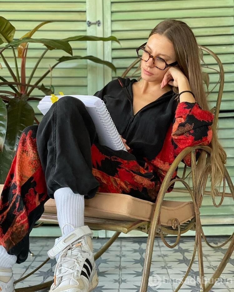 Serenay Sarıkaya sessizliğini kordu