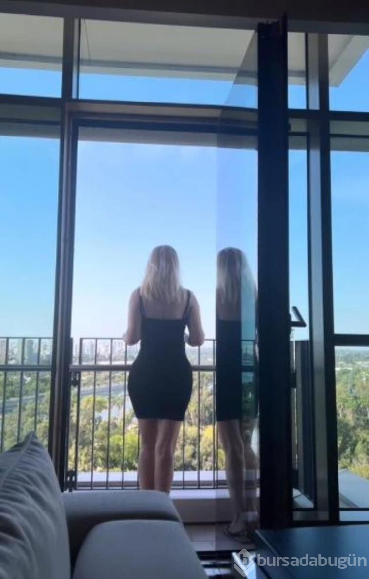 Songül Karlı'nın balkon pozu hayranlarından tam not aldı
