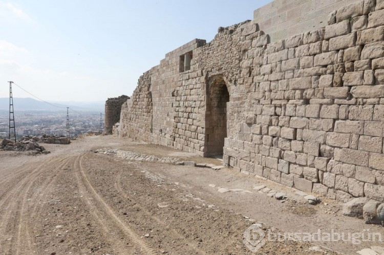 Bergama Antik Kenti'ndeki 2 bin yıllık eserlere dokunuş