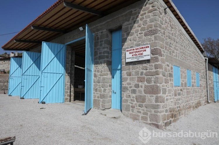 Bergama Antik Kenti'ndeki 2 bin yıllık eserlere dokunuş