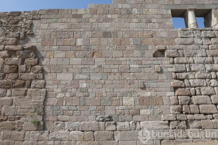 Bergama Antik Kenti'ndeki 2 bin yıllık eserlere dokunuş