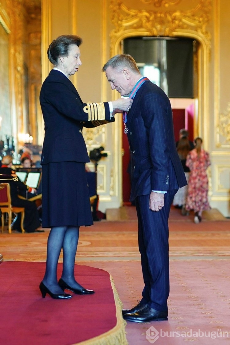 Daniel Craig'e kraliyet nişanı verildi