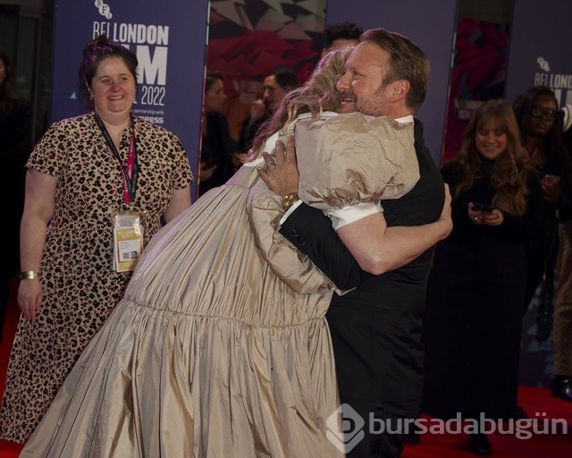 Rian Johnson, Gwendoline Christie'nin yanında çocuk gibi kaldı!
