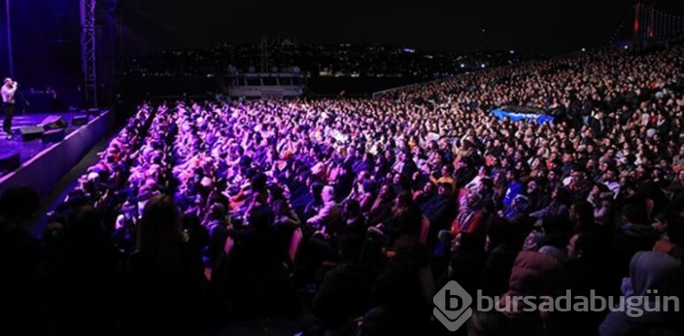 Cem Adrian, Kuruçeşme Açıkhava'da sesiyle büyüledi