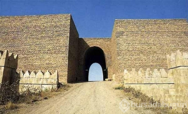 Yıkılan Maskhi Kapısı'nın altında 2 bin 700 yıllık kaya olmaları bulundu