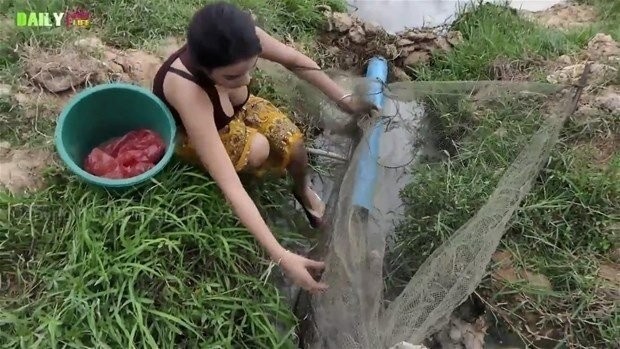 Suya atlayıp eliyle balık yakaladı!