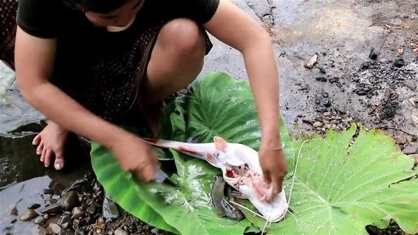 Suya atlayıp eliyle balık yakaladı!
