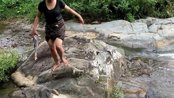 Suya atlayıp eliyle balık yakaladı!
