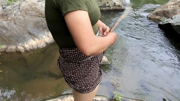 Suya atlayıp eliyle balık yakaladı!