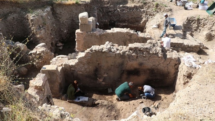Antiocheia Antik Kenti'nde Roma dönemine ait odalar ve sunu kapları bulundu
