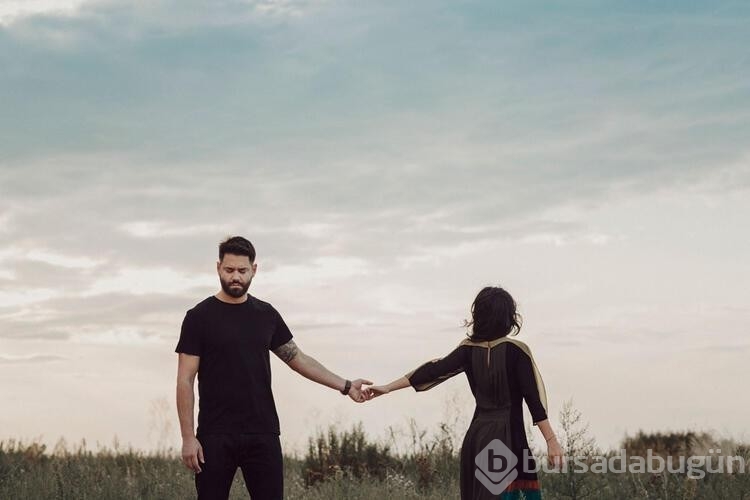 Seviyormuş gibi rol yapabilir! Erkekleri ele veren 5 işaret