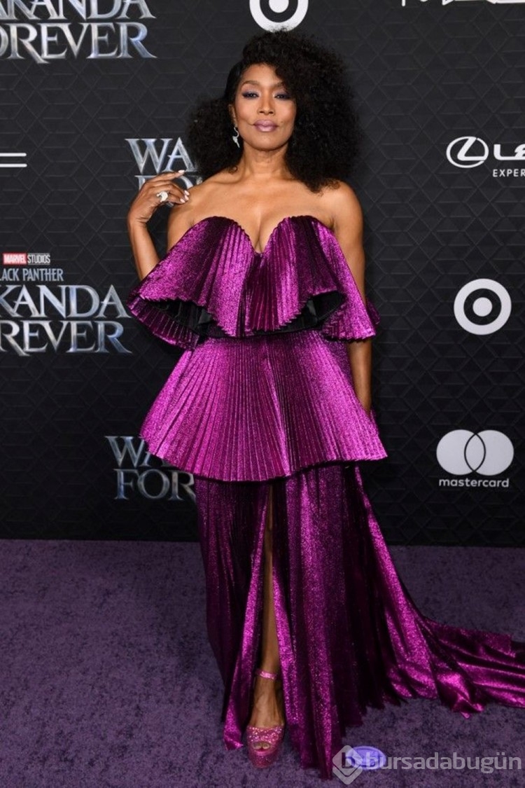 Rihanna doğum sonrası ilk kırmızı halısına katıldı
