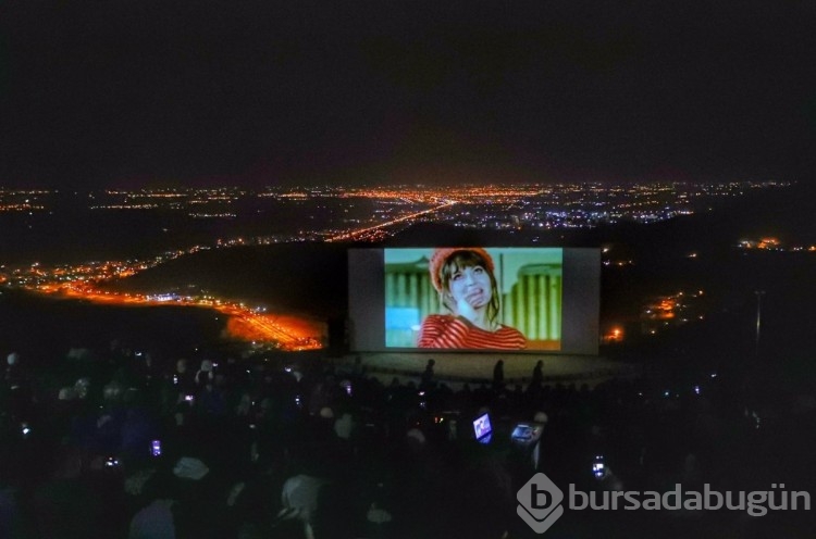 Türkan Şoray Mardin'de hayranlarıyla film izledi
