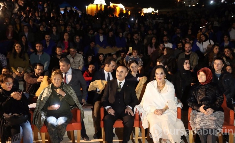 Türkan Şoray Mardin'de hayranlarıyla film izledi