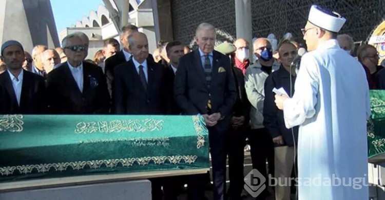 Müjdat Gezen ablasını son yolculuğuna uğurladı